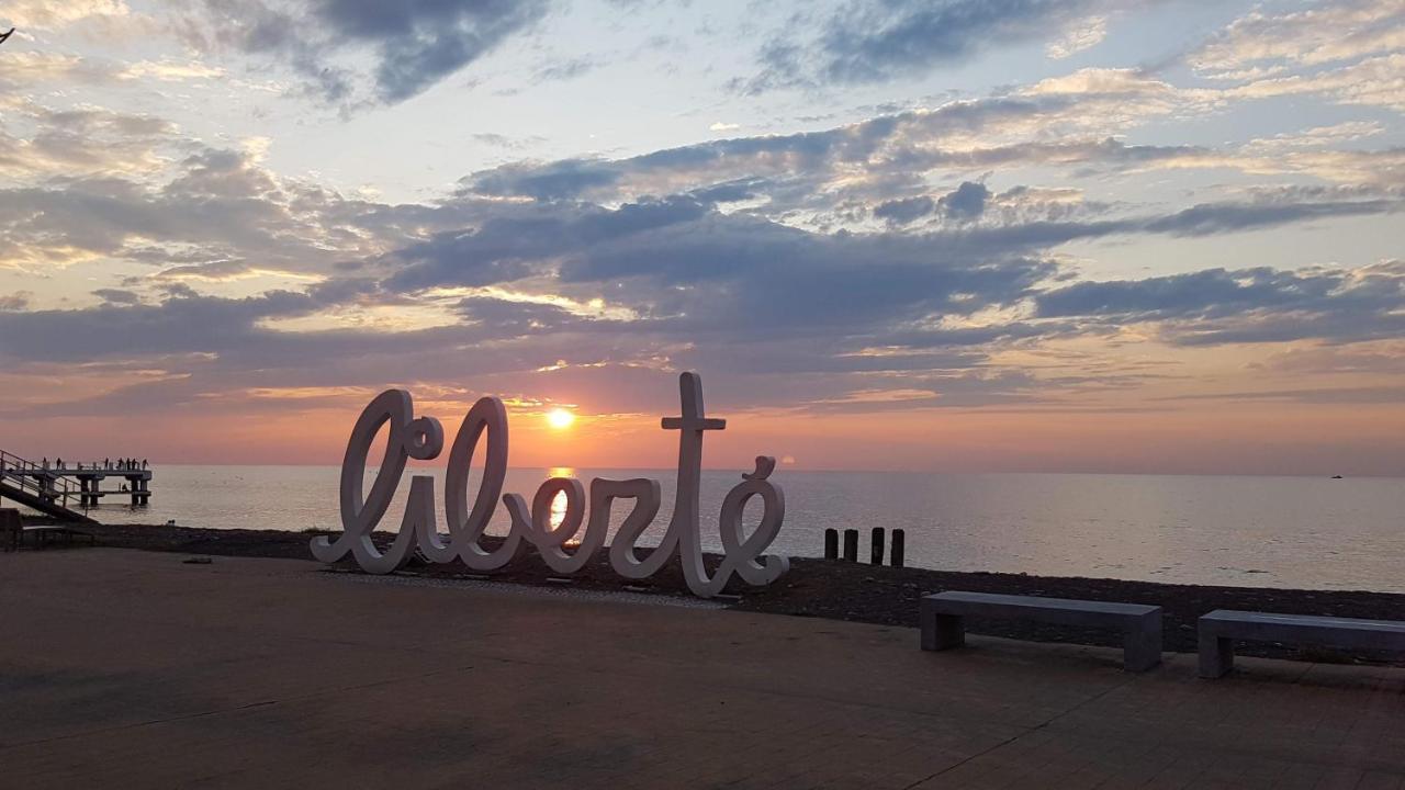 Deluxe Hotel Room In The Heart Of Batumi Orbi City A Block エクステリア 写真